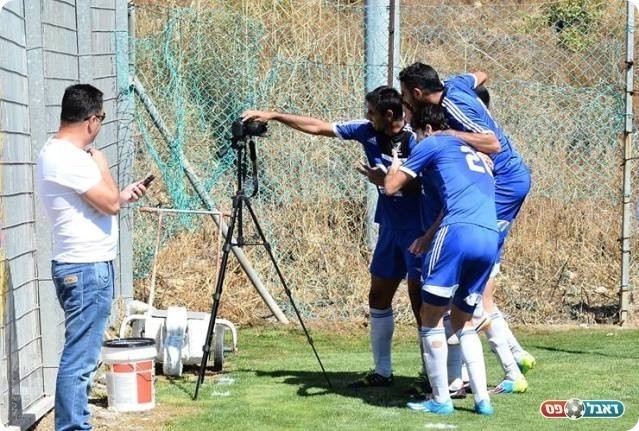 מקום רביעי. חוגגים את השער עם ג'נח (צילום: ארנון לוי)