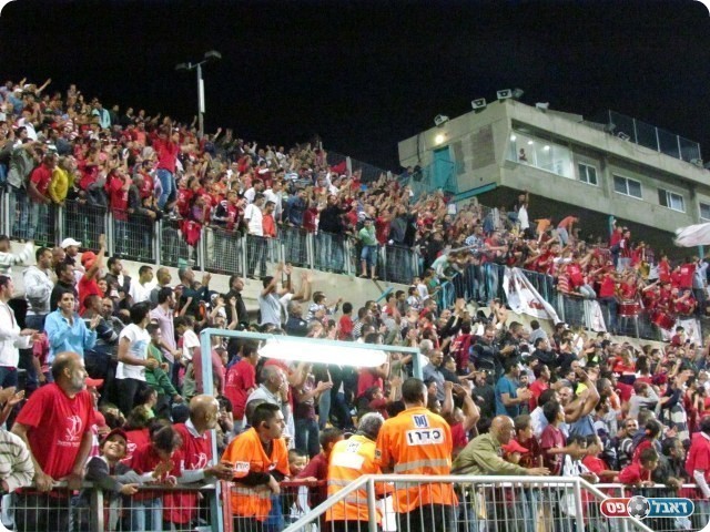 שלושת אלפים באדום. אוהדי איכסל