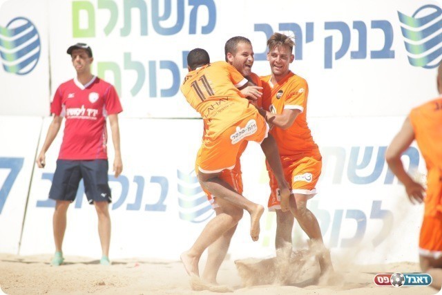 שחקני תל אביב חוגגים (סטראבו)