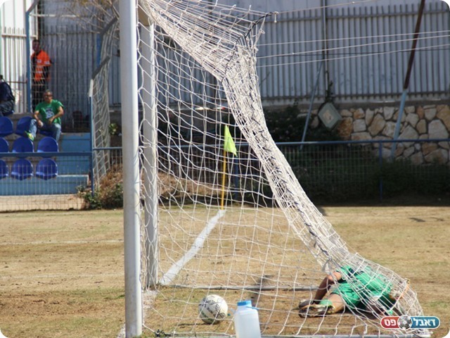 הכדור בפנים (צילום: עודד חסין)