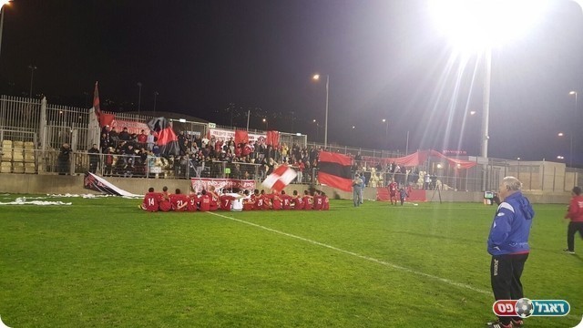 שחקני טירת הכרמל חוגגים עם הקהל בסיום (העמותה לקידום הספורט והחינוך בטירת כרמל, קידום צעיר)