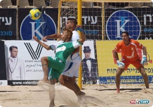 האחראי על המהפך של ת"א. היפני ג'וטו (בירוק) רפי כהן משקיף מאחור