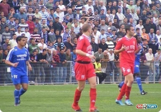 רוב עצום בעיר. אוהדי הפועל (ברקע. צילום: אורי דוד)