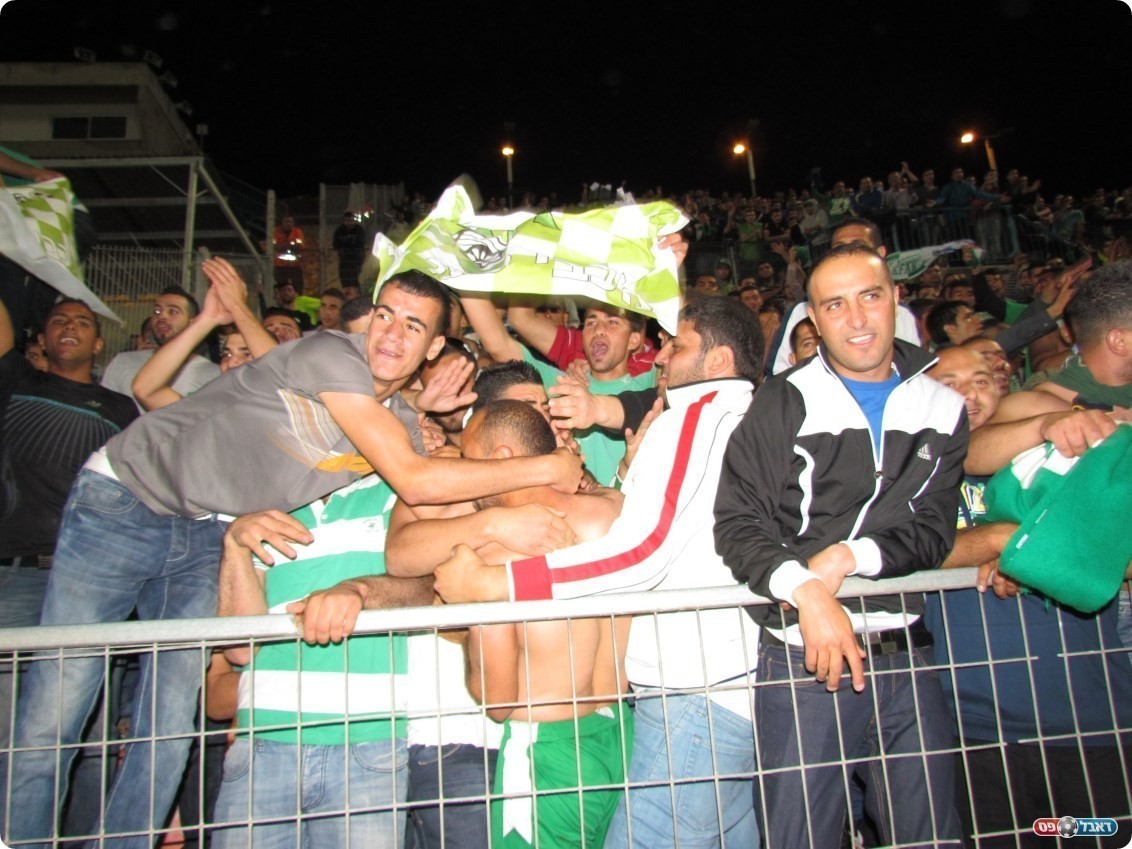 חוגגים הישארות. שחקני כפר קנא והאוהדים