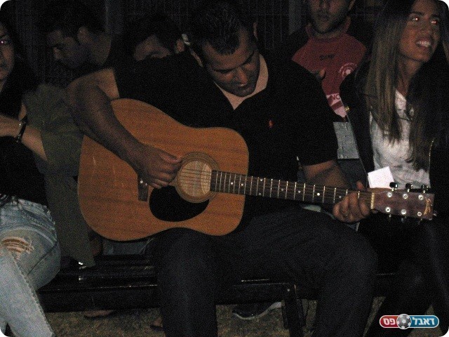 עד שהגיעה המשטרה. דואק והגיטרה (צילום: אלי שמואלי)