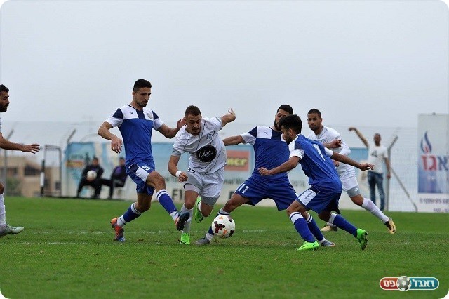 אורי צעדון מוקף בשחקני אתא (עודד חסין)