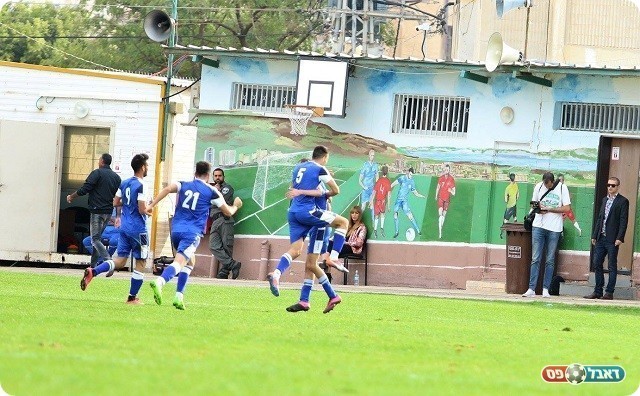 שחקני אתא חוגגים עם נחמני (עודד חסין)