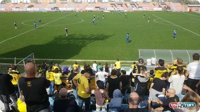 הקהל הצהוב ושחקני שתי הקבוצות (דף הפייסבוק בית"ר נורדיה ירושלים)