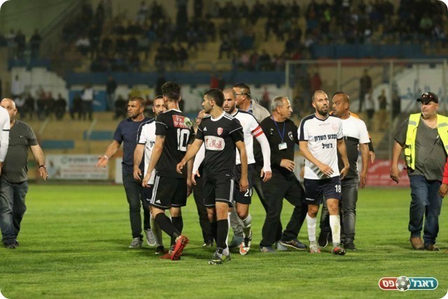 שחקני שתי הקבוצות (נזיה סולטאן)