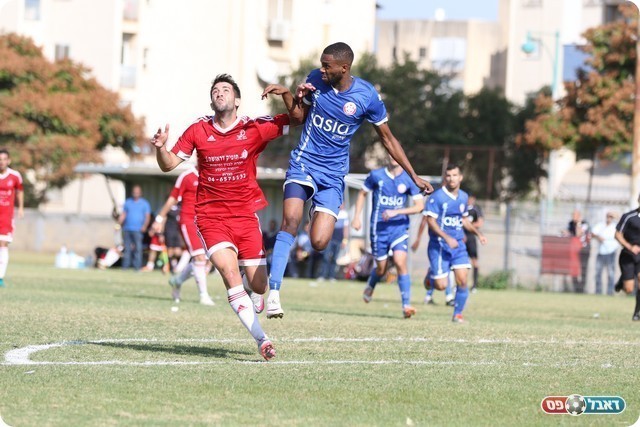 פשוט שחקן נהדר. יעקב אבבה (בכחול) (וואסים מוואסי)