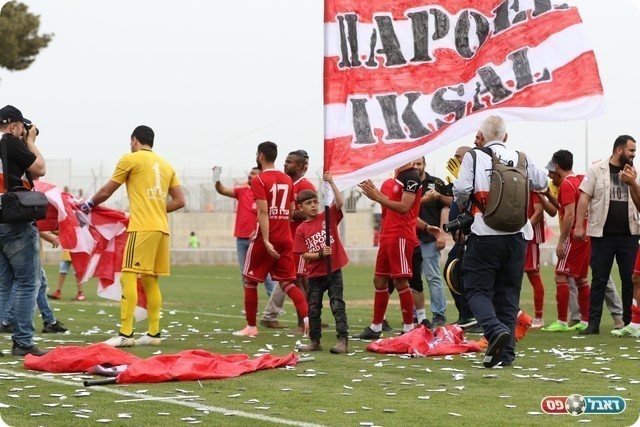עם רגל וחצי בלאומית. שחקני איכסל (וואסים מוואסי)