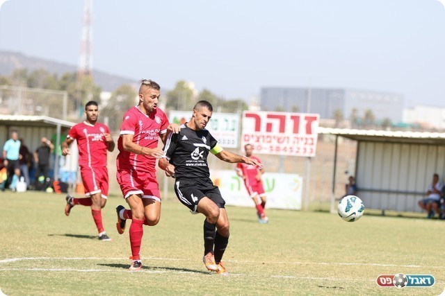 גיא צרפתי ולירן שריקי במאבק על הכדור (וואסים מוואסי)