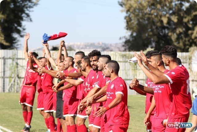 שחקני באקה חוגגים ניצחון דרמטי (וואסים מוואסי)