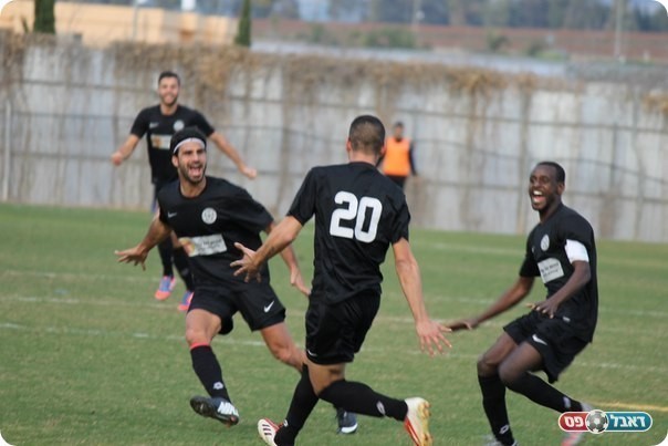 שחקני חדרה חוגגים עם סהר אזולאי(צילום:אנטולי רובינסקי)