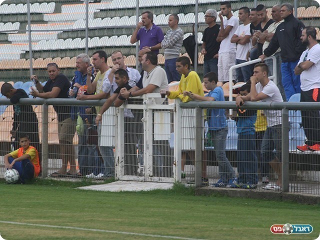 אוהדי נהריה יתגעגעו למגרשם הביתי (צילום: מיכה פישנזון)