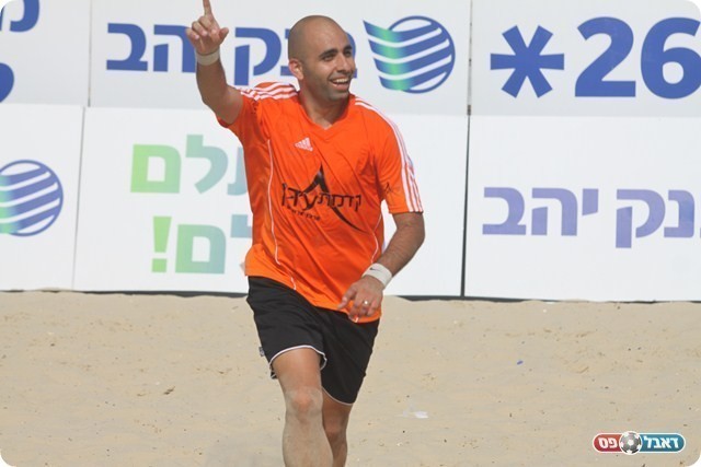 כפיר מלול חוגג שלושער.(צילום:שלומי גבאי)