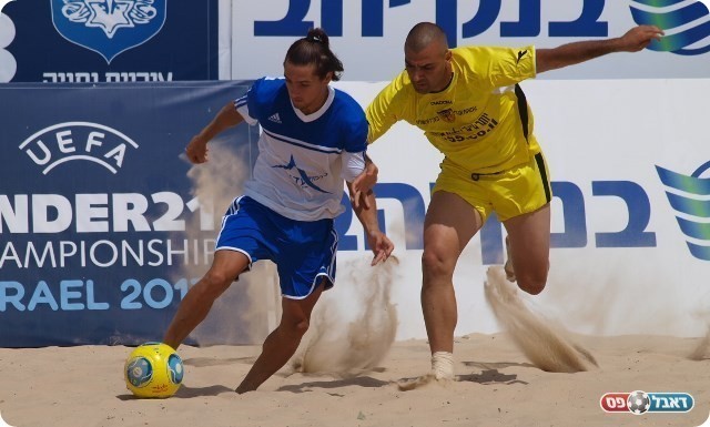 זבולון(בצהוב) מנסה לעצור את אבוטבול המצטיין במשחק.