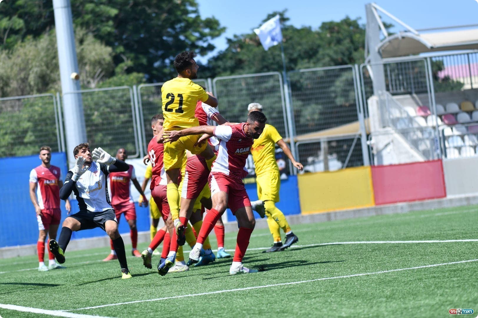 שחקני שתי הקבוצות (עדי דיטליס)