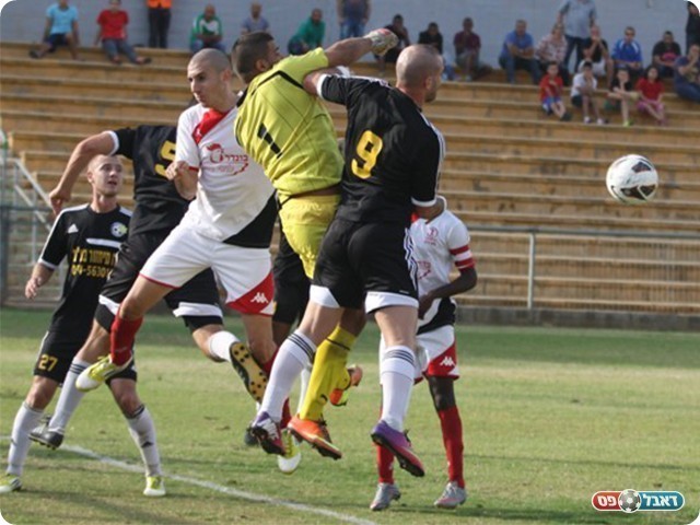 מייק בעדאש הודף את כדור, משחק מצוין לשוער (צילום: שלומי גבאי)