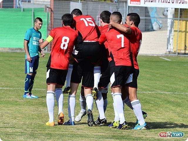 שחקני מגדל העמק חוגגים (צילום: ארנון לוי)