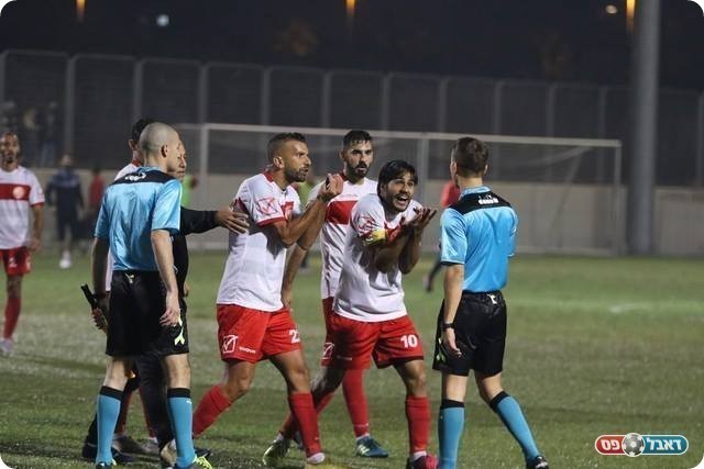 שחקני באקה באים בטענות לשופט (וואסים מוואסי)