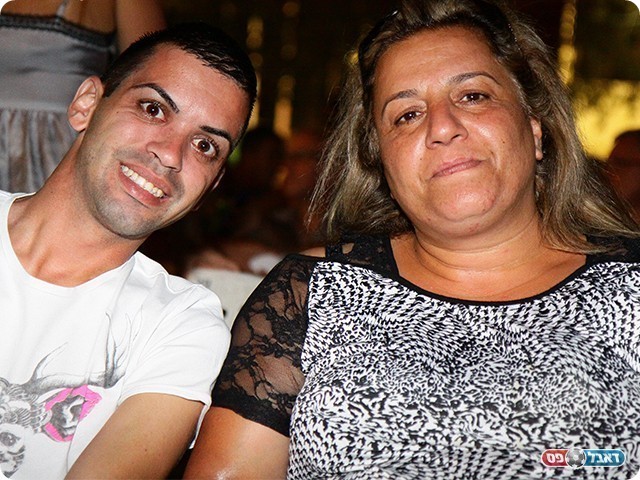 האוהדת הבית"רית אביגיל שרעבי יחד עם השופט אור בן-עמי (צילום: שלומי גבאי)