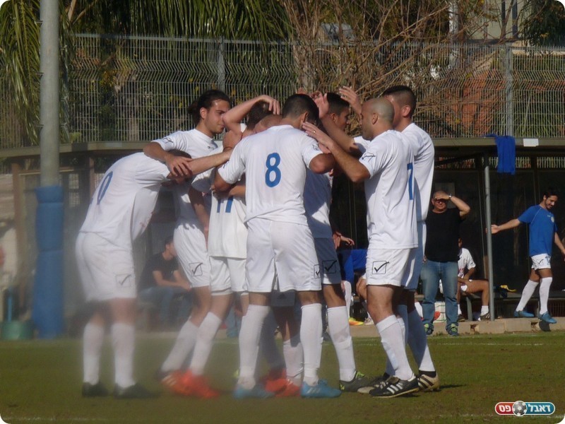 פתחו בבליץ. שחקני קרית אונו חוגגים (אלי שמואלי)