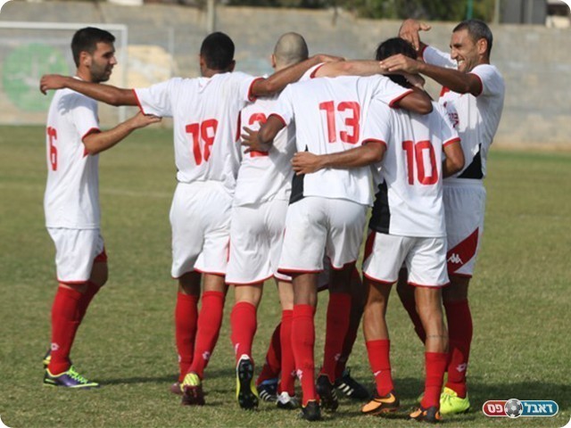 שחקני חדרה חוגגים (צילום: שלומי גבאי)