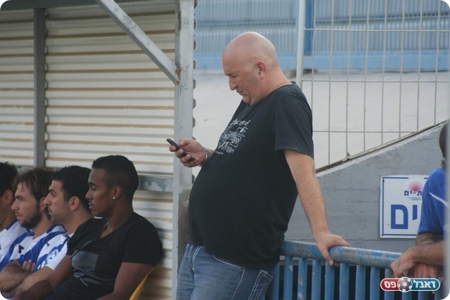 אשר עזרן בודק תוצאות. עוד לא התחילה הליגה איש יקר