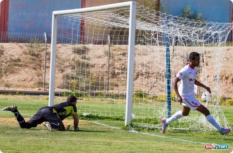 צמד ומשחק מצוין. חגי יצחק כובש (איציק קדוש)
