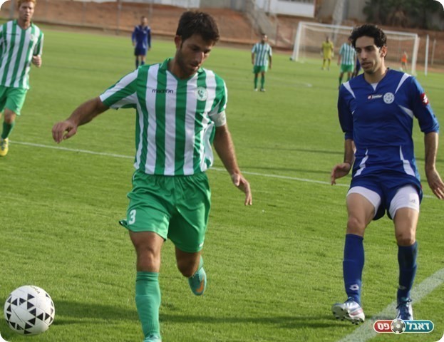 קובי בדש(בכחול) כבש את שער הנצחון לחדרה.(צילום:שלומי גבאי)