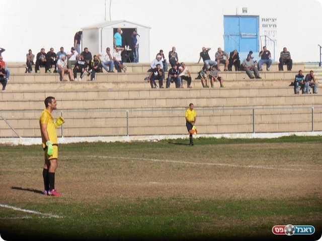 הצופים ביציעים (דור היקה)