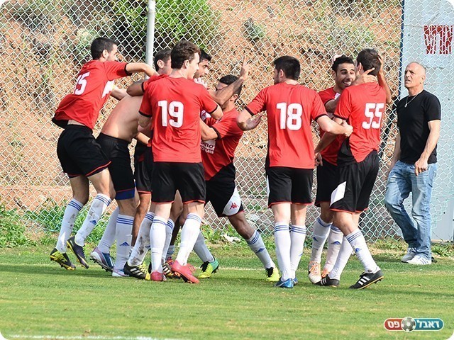 השחקנים חוגגים שער דרמטי (צילום: ארנון לוי)