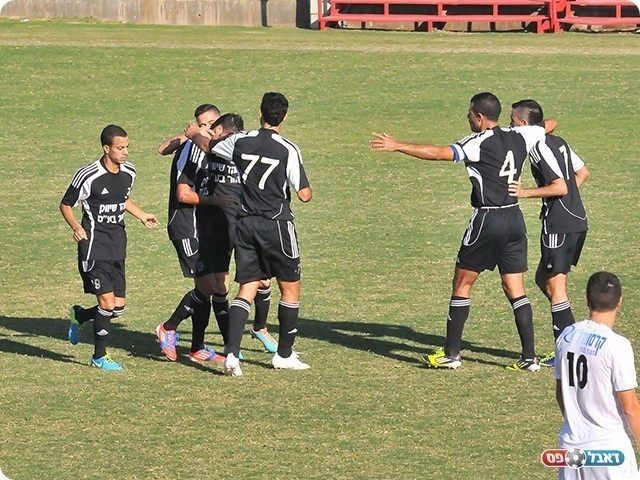 שחקני אסי חוגגים בהרצליה, מה יהיה מול מגדל העמק? (צילום: קובי פורטל)