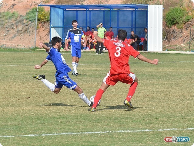 אבישי אטיאס בועט (צילום: ארנון לוי)