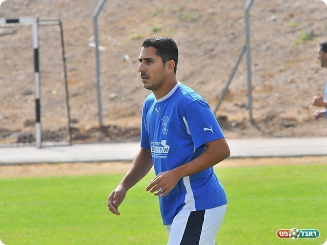 אבי עמר במדי טבריה (צילום: קובי פורטל)