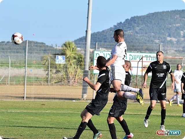 מלכה נוגח את שער היתרון (צילום: ארנון לוי)