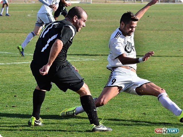 כובש השער השלישי  אביב דדו (בלבן) (צילום: ארנון לוי)