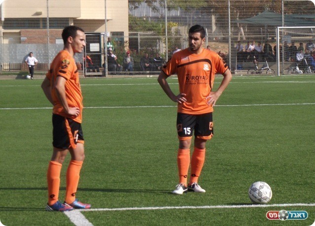 ימתינו בסבלנות. שחקני נס ציונה (צילום: אלירן ברנשטיין)