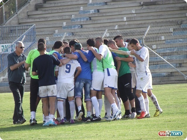 אין מגיע בכדורגל. שחקני צפרירים בגמר מול שיכון (צילום: אלירן ברנשטיין)