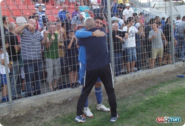 הזיל דמעה. בכר חוגג עם האוהדים ועם איש המשחק, בן דוד (צילום: אלירן ברנשטיין)