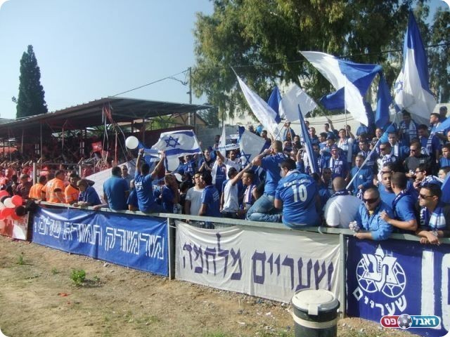 לגזור ולשמור הקהל האדום של מרמורק והכחול של שעריים.(צילום יח"צ)