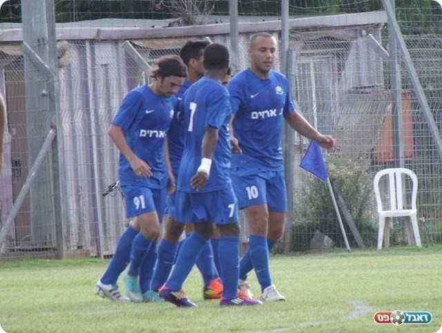 האיש הנמוך במגרש. חוגגים את השער הראשון (צילום: אלירן ברנשטיין)