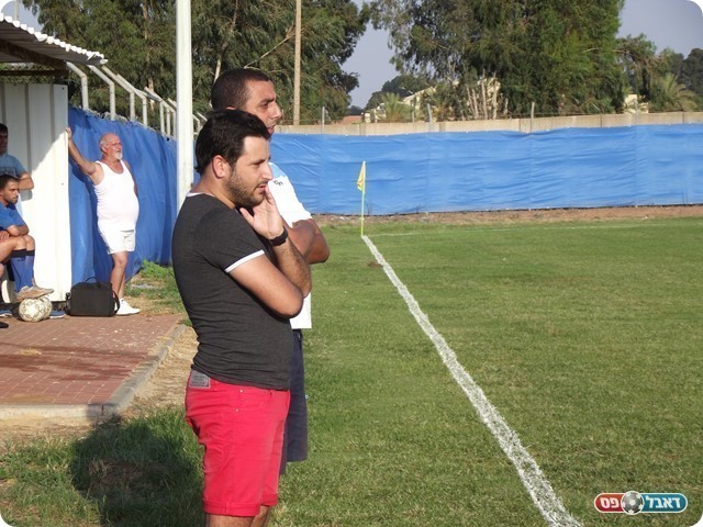 כמו קוביה הונגרית. בוזגלו ועוזרו, ארז קורן (צילום: אלירן ברנשטיין)