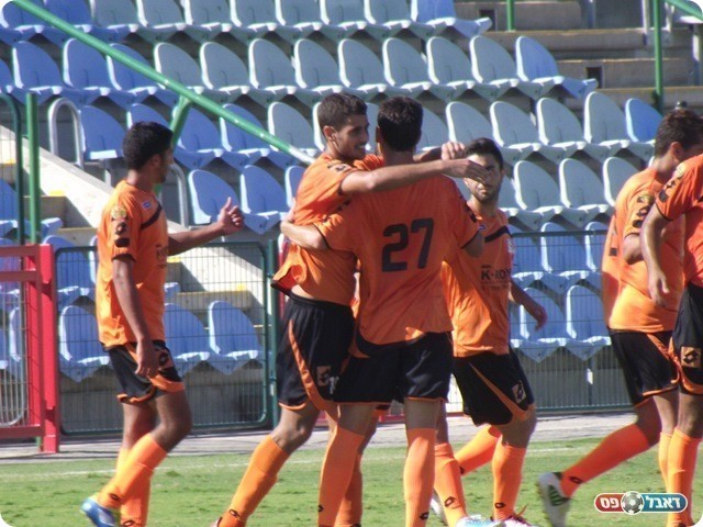 גנון כובש וחוגג עם החברים