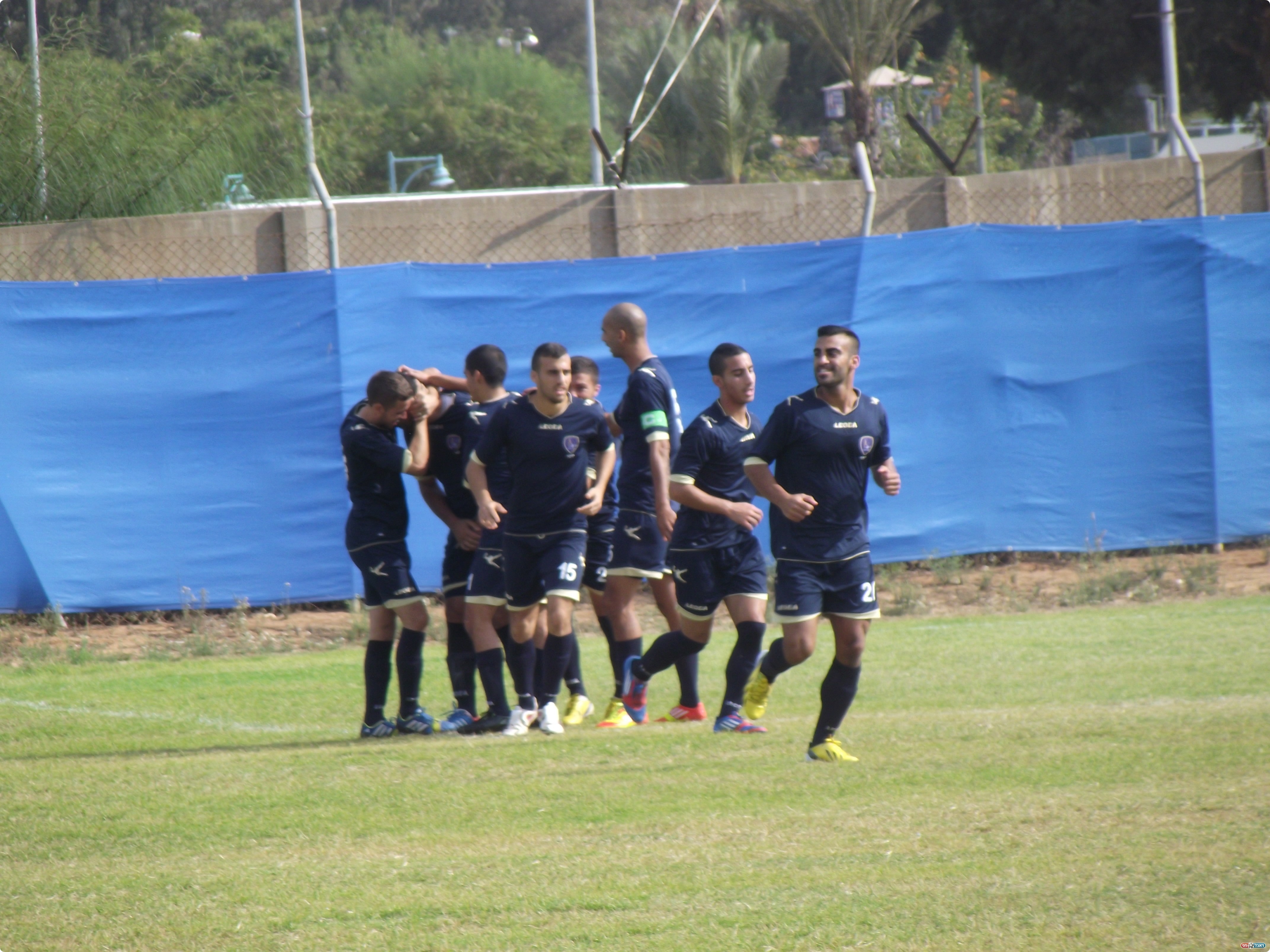 מגול כובש וחוגג עם החברים