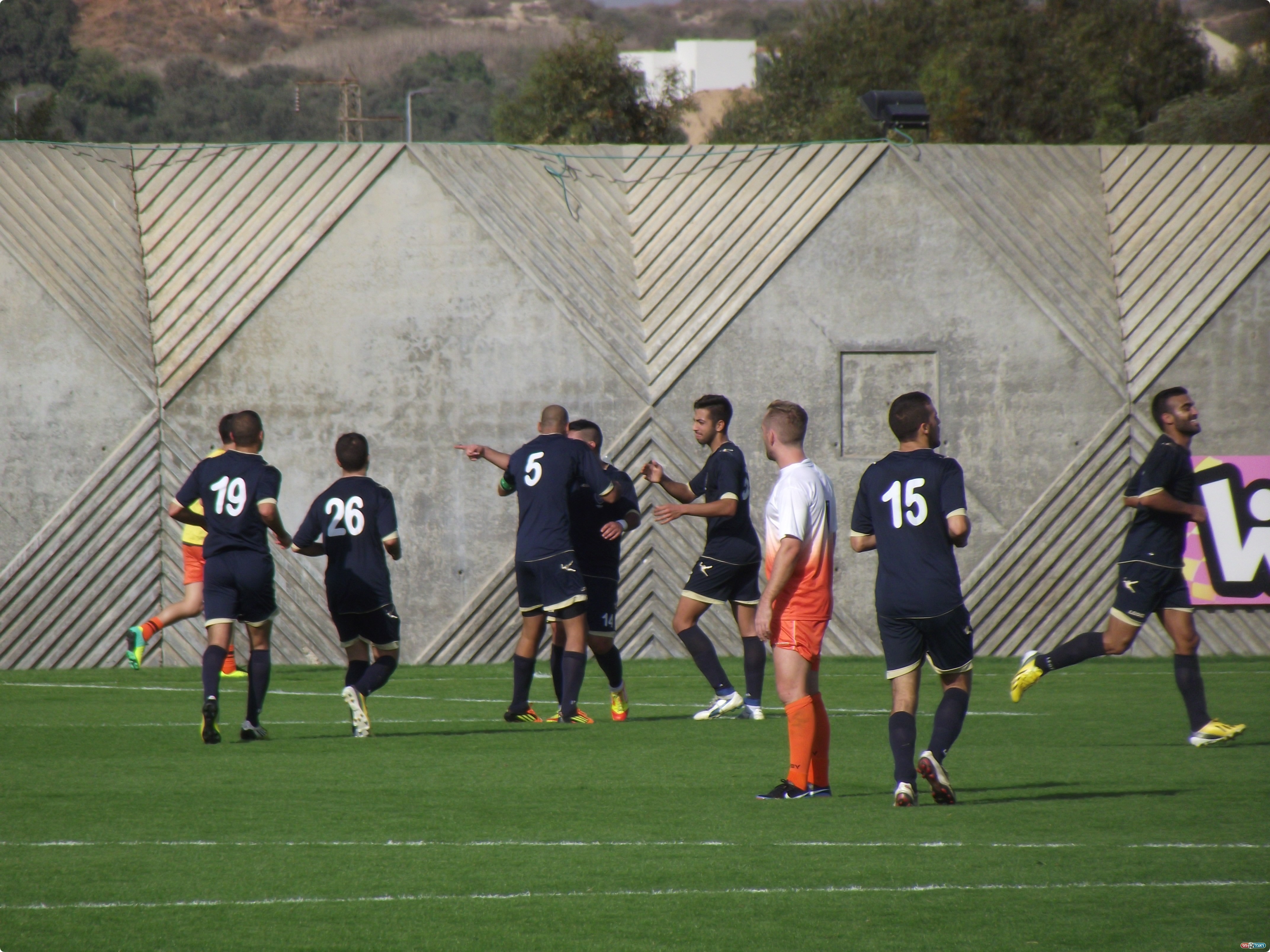 באר יעקב חוגגים את השלישי. עידן סרור מצביע על בן סולומון