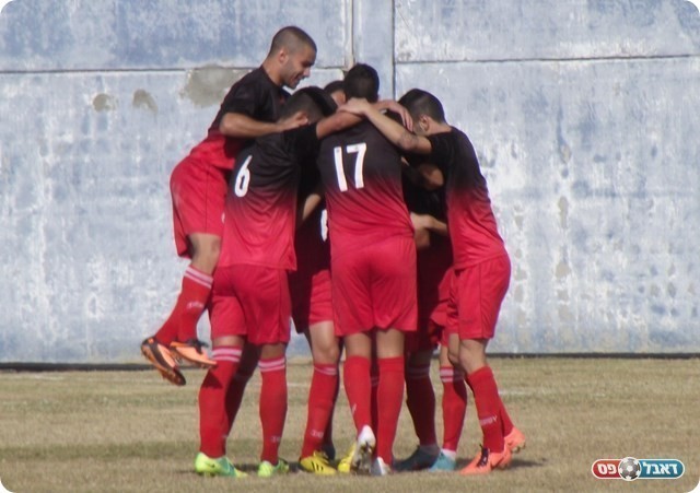 שחקני מרמורק חוגגים את השער של אמר