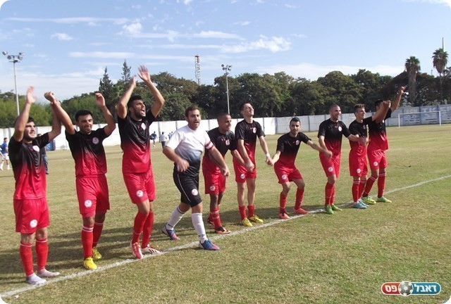 שחקני מרמורק חוגגים את הניצחון עם האוהדים