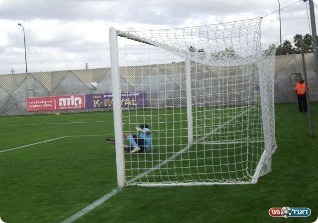 מכלוף הודף את כדור העונשין